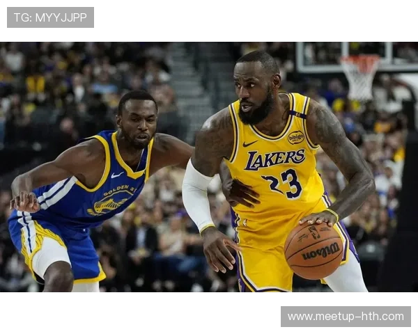 湖人队大胜勇士迎来连胜詹姆斯砍下三双表现震撼全场